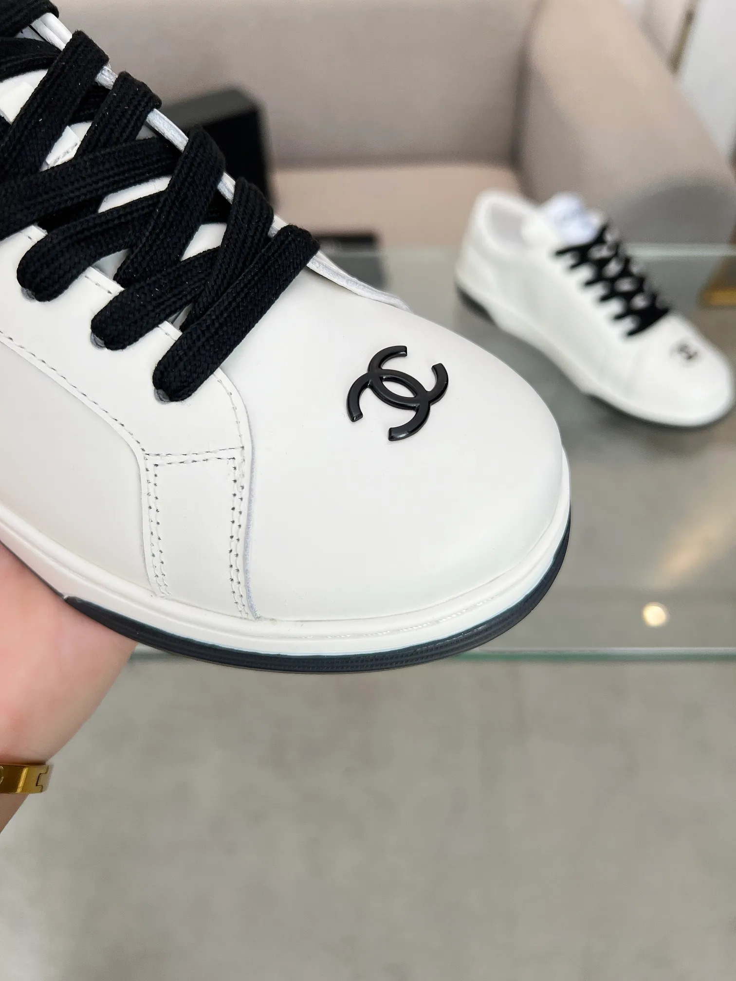 👟👟Ex-factory price 520👟👟Chanel Chanel 24SF latest model full leather panda color white shoes casual sports shoes skateboard shoes original purchase and development production Xiaoxiang C Home Another super popular item in the counter, loved by Internet celebrity bloggers and sisters, and various praises on social platforms. It is very popular, has a high texture, is breathable and super spring and summer. Seeing this issue always arouses the inner desire of girls for fashion. The latest suede material, classic black and white color, full of fashionable feeling on the feet, easy to care for. Fabric: Original customized imported cowhide material. Lining: Customized soft sheepskin lining. Sole: Original molded TPU non-slip outsole. Bottom thickness: 2.5CM. Size: Women's size 35-40 (custom-made sizes 40 are non-refundable)